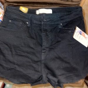 Black Levi’s jean shorts